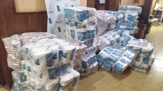 Los detienen por robar rollos de papel higiénico de un camión