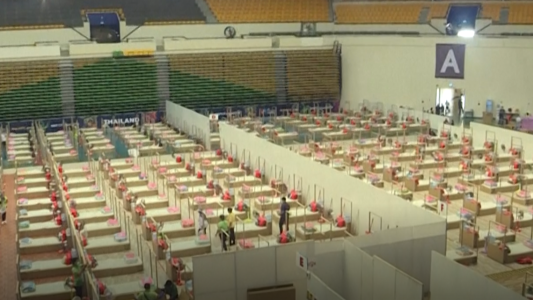 Video: el Primer Ministro tailandés visitó hospitales con camas de cartón