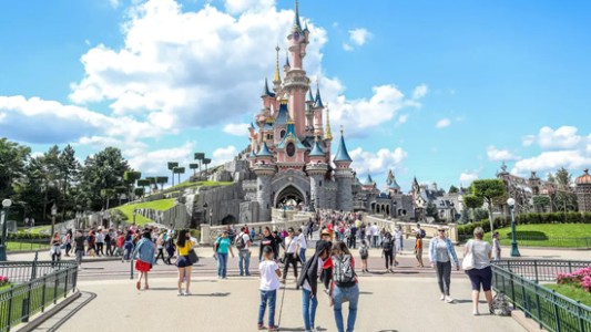 Disneyland París se convertirá en un centro de vacunación contra el Covid 19