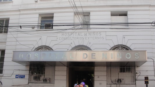 Hay 12 chicos internados con coronavirus en el Hospital Gutiérrez: dos, en terapia intensiva