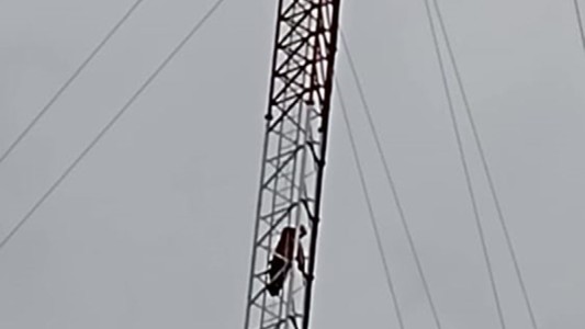 Tensión en un psiquiátrico: paciente trepó a una antena de 50 metros de altura