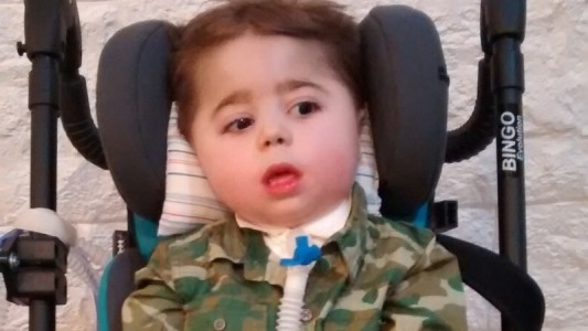 Un pequeño de 2 años necesita un costoso medicamento para detener su atrofia muscular espinal