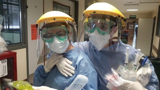 Jóvenes contagiados: Médica advierte el susto que se llevan cuando se les explica que se los dormirá unos días