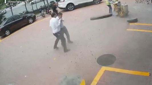 Tremenda explosión hace volar las tapas de las alcantarillas