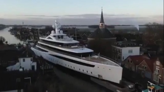 Las increíbles maniobras del superyate de 94 metros por los canales holandeses