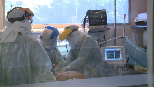 Desde un hospital al borde del colapso llaman a tomar en serio el virus