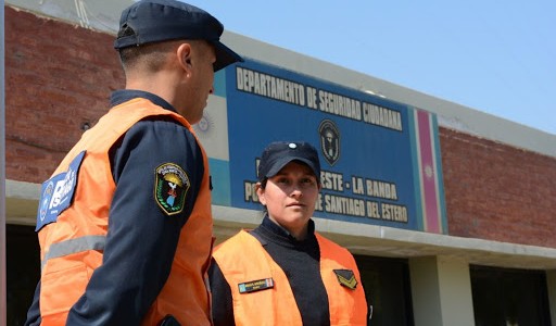 Policías asistieron a niño que deambulaba pidiendo auxilio para su madre golpeada por su pareja