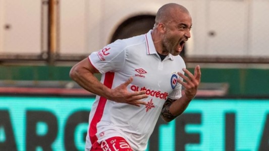 Le levantan la suspensión por doping a Santiago Silva