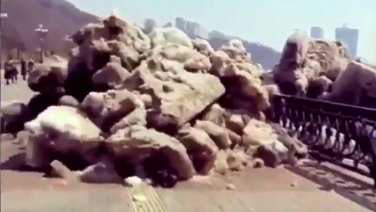 Enormes bloques de hielo se salen del río y copan la costanera