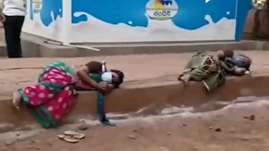 Enfermos de covid duermen en la vereda del hospital esperando ser atendidos