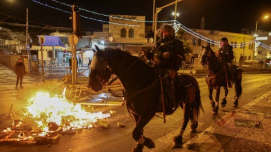 Más de 100 heridos en enfrentamientos entre judíos de extrema derecha y palestinos en Jerusalén
