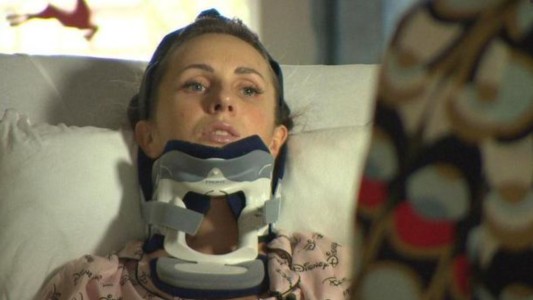 "Tengo dolor todos los días": le cayó un sillón que tiraron desde el techo