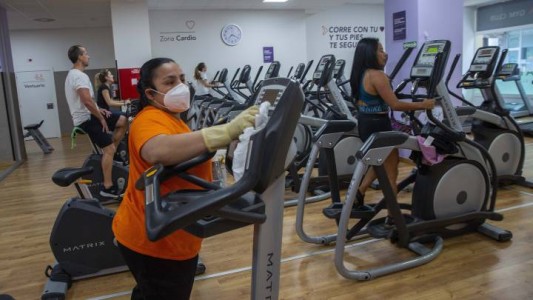 Fue a trabajar y al gimnasio con síntomas de coronavirus y contagió a 22 personas