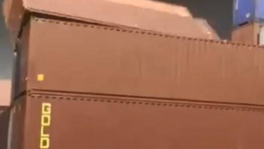 Los fuertes vientos derribaron varios containers en Dock Sud