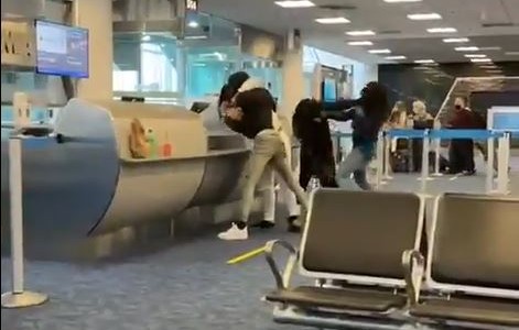 Pelea con golpes y patadas por los asientos disponibles en un avión