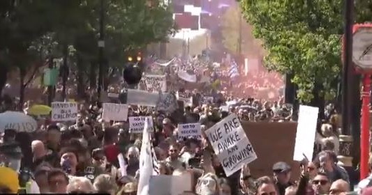 Protestas en Londres contra el confinamiento y el pasaporte de vacunación