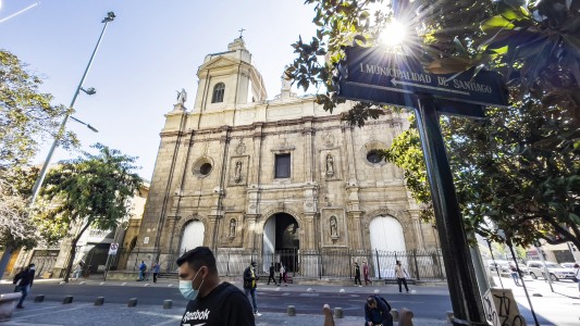 Chile comienza a reabrir Santiago pero mantiene el cierre de las fronteras