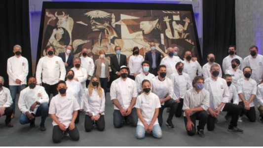 Pasteleros realizaron un Guernica de chocolate