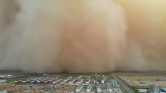 Una tormenta de arena oscurece el día