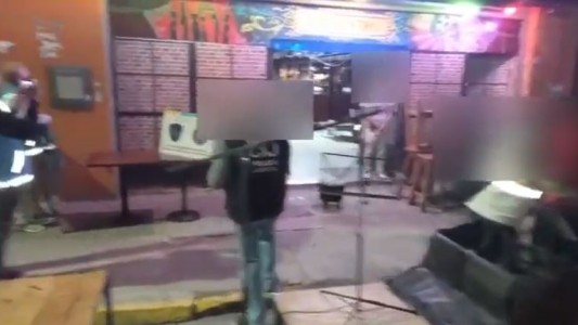 Desmontan espectáculo de tango en la calle en Almagro: secuestran escenario y mobiliario