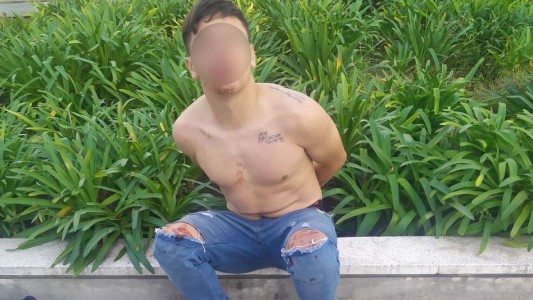 Video: Manejó por la 9 de Julio de contramano, chocó y se estrelló en el Metrobus