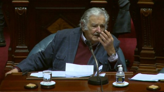 Expresidente uruguayo Mujica operado de urgencia por una espina de pescado
