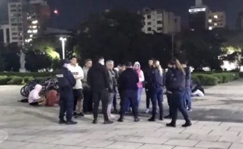 Con la excusa de “rezar por la paz mundial” un grupo rompió el aislamiento y desafió a las autoridades