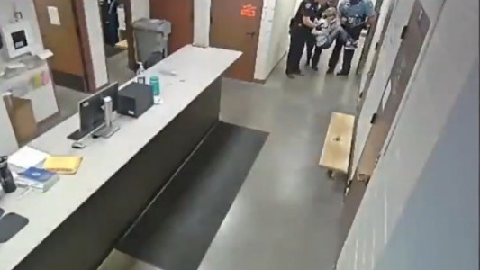 Policías se ríen de las imágenes del arresto de una mujer con demencia