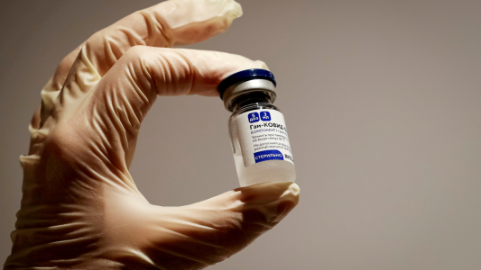 Estudio determinó que el riesgo de trombos es mucho menor tras la vacuna que con el Covid-19