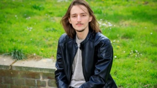 Joven argentino es considerado héroe tras salvar a una mujer que cayó al Támesis en Londres