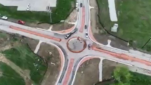 Autos en contramano y caos de tránsito por una rotonda recién instalada