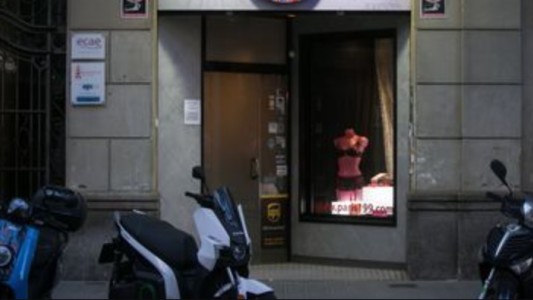 Por incumplir las restricciones, desbarataron una orgía en un "sex shop" de Barcelona