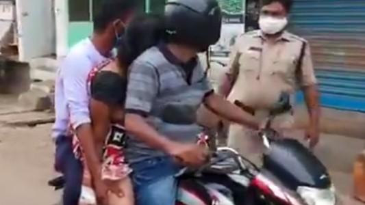Colapso en India: llevaron el cuerpo de su mamá en moto al crematorio