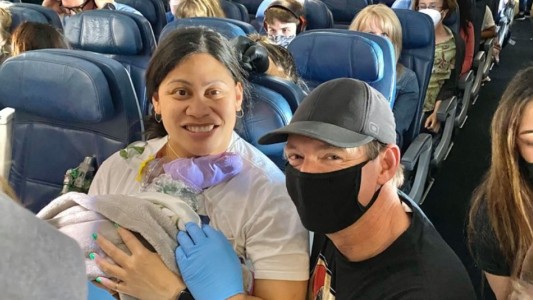 Dio a luz en el avión: no sabía que estaba embarazada