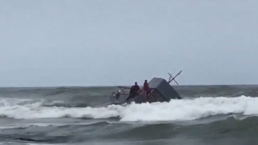 El momento en que se hunde un bote con pasajeros y deja 4 muertos