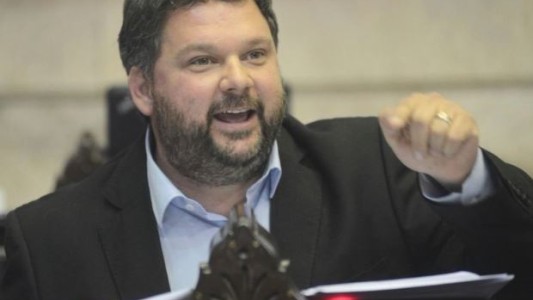 Un diputado de 43 años se vacunó en febrero como "personal de salud"