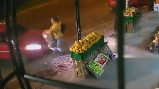 Atropelló a una mujer y se metió en la verdulería