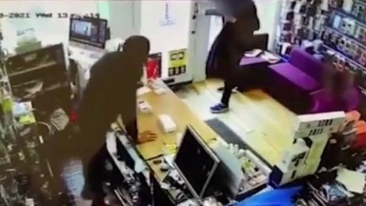 Video: quiso robarse un celular en un local pero lo devolvió porque no pudo abrir la puerta