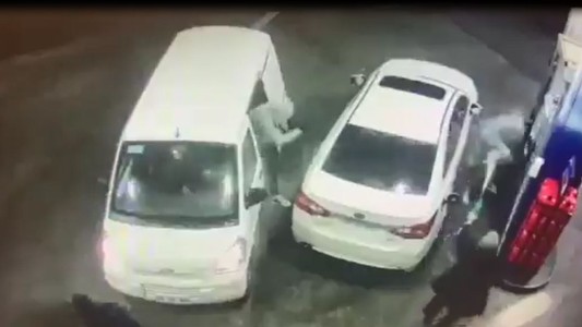 Roció con nafta a cuatro ladrones para impedir que le robaran