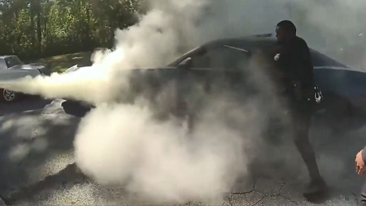 Dramático rescate de un hombre inconsciente dentro de un auto en llamas