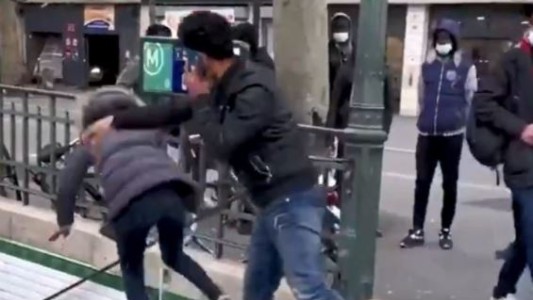 Expulsan del país al hombre que empujó a una mujer por la escalera del subte