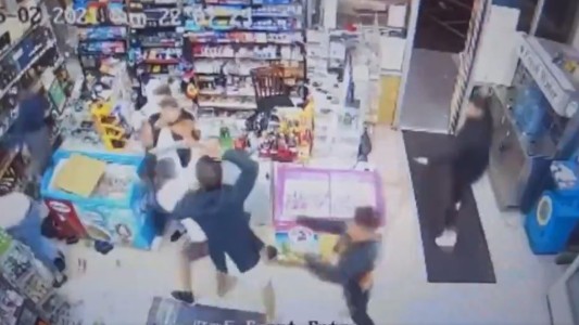 Pelea con machete y chuchillos entre clientes dentro de un local
