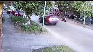 Video: el momento en que atropellan a una mujer de 70 años y huyen marcha atrás