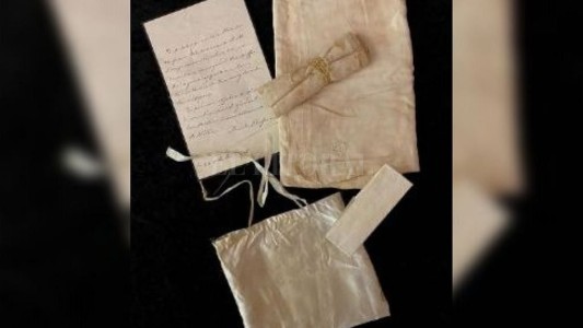 Subastan cabellos y un pañuelo de Napoleón con motivo del bicentenario de su muerte