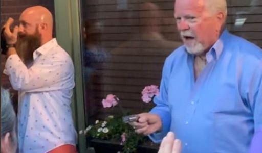 Hombre apunta con un arma a manifestantes tras una discusión