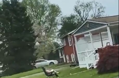 Una mujer prendió fuego a su casa y se sentó en el  jardín para verla arder