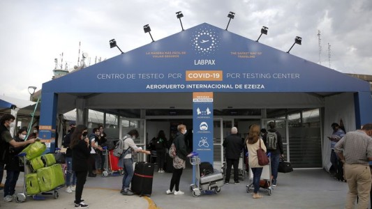 El Gobierno pidió investigar el centro médico encargado de los hisopados en Ezeiza