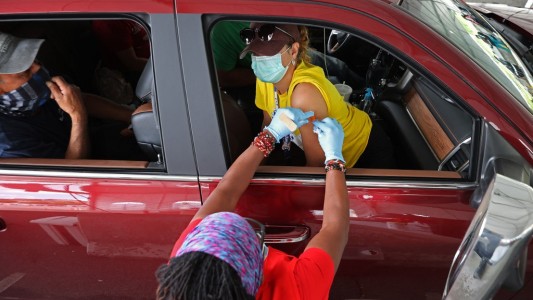 Cerveza, flores y hasta el pago de 100 dólares: incentivos en Estados Unidos para que se vacunen contra el covid