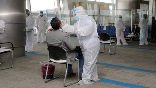 Testeos en Ezeiza: más denuncias y el Ministerio de Salud se despega