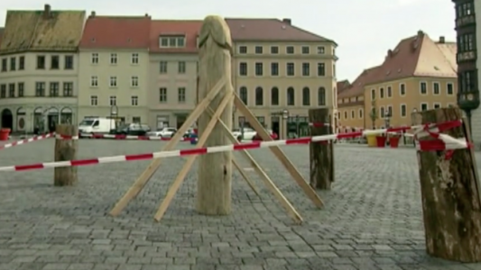 Inauguraron una estatua con forma de pene para "darle ánimo" a la gente de un pueblo alemán
